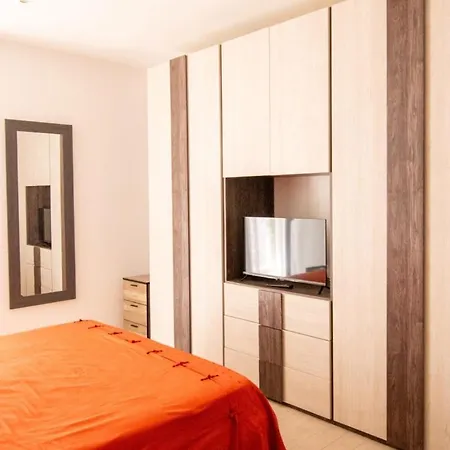 The Middle House Apartment